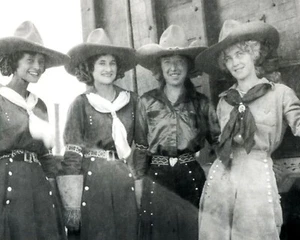 1920 4 Cowgirls Rodeo Stars 1920er Vintage altes Foto 8 x 10 Reprint - Bild 1 von 1