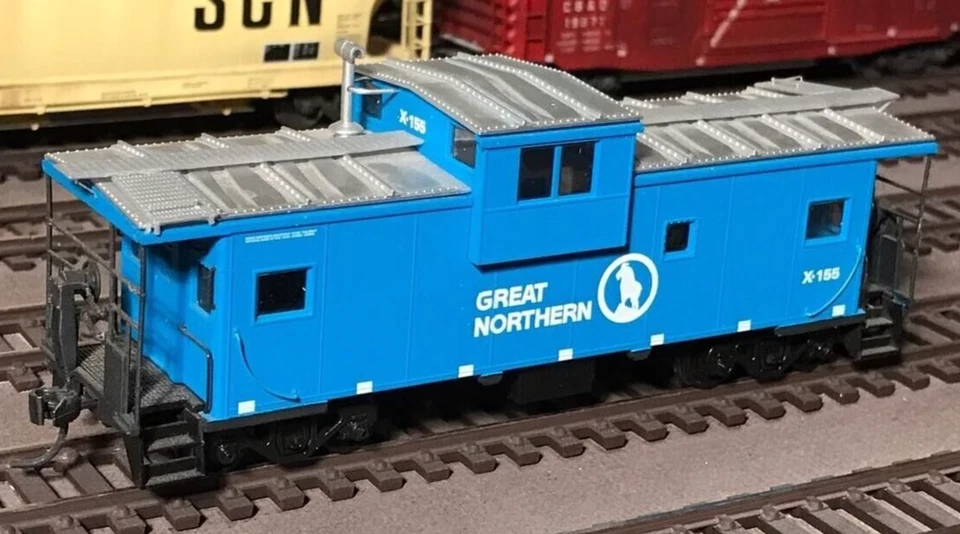 HO Extended Vision Caboose GN Great Northern NIB NOS Item# 1905 - Image 1 of 4