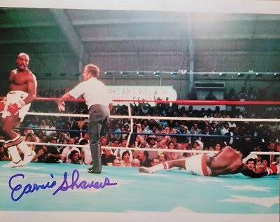 Foto assinada por Earnie Shavers 8x10 soltando luta pelo campeonato Larry Holmes - Imagem 1 de 2