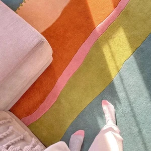 Tappeto in lana trapuntato a mano cucito e a righe, colorato blu verde pesca arancione moda - Foto 1 di 7