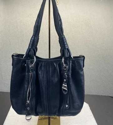 Cartera/bolso B. Makowsky cuero granulado negro detalles plateados dos correas Foto 1 de 4