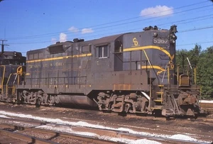 C&O 5967 GP9 ORIGINALLACK ?   @ MARKHAM, IL 1975 35MM SLIDE - Bild 1 von 1