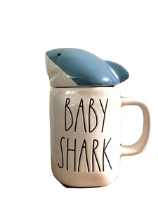NUOVA tazza Rae Dunn "Baby Shark" con topper tazza squalo blu nuovissima pinna 2 pezzi! - Foto 1 di 6