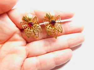 Pendientes traseros atornillados con arco trasero de estrás rojo Bugbee y Niles firmados en la década de 1940 de colección - Imagen 1 de 4