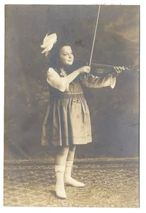 Vintage Volksbild Porträt weibliches Kind spielt Violine RPPC-wie viktorianisch? - Bild 1 von 1