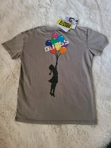 Camisa Globo Guess Brandalised Graffiti de Banksy Niñas Talla 7 - Imagen 1 de 11