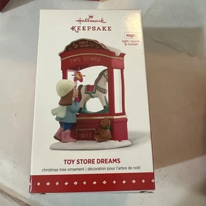 TOY STORE DREAMS Adorno Sello 2015 Luz, Sonido y Movimiento con Mecedor - Imagen 1 de 3