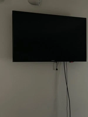 Samsung 32" black LED-LCD TV  in phenomenal condition and designed for comfort. - Image 1 of 4