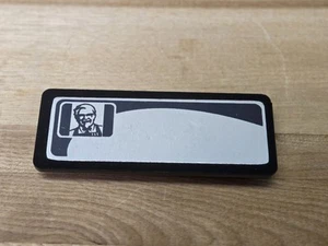 Kentucky Fried Chicken KFC 1990 uniforme de empleado insignias con nombre negro/plateado como nuevo - Imagen 1 de 2