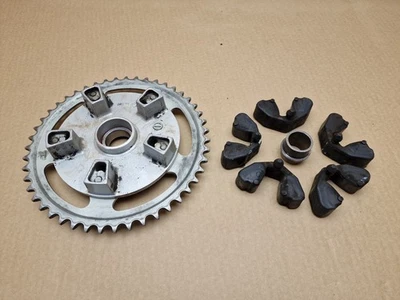 Portapiñones trasero Suzuki GSXR600 K1 K2 K3 y cauchos de transmisión 2001 - 2003 Foto 1 de 4