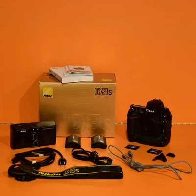Juego de cámara digital Nikon D3s 12,1 MP DSLR con accesorios  Foto 1 de 4