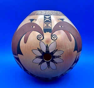 Olla de cerámica Hopi-Tewa Pueblo 7" policromada rubor - Dorothy Ami - cabezas de loro - Imagen 1 de 8