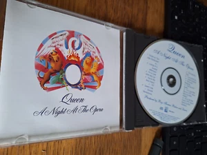 QUEEN A NIGHT AT THE OPERA SEHR GUTER ZUSTAND + SELTENE HOLLYWOOD USA CD 2 BONUS REMIXE SCHNELLER POST - Bild 1 von 2