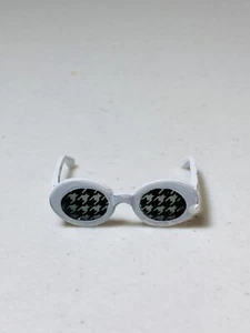 Zuru Mini Brands - Fashion Series 3 - 1:6 Scale White Retro Doll Sunglasses - Bild 1 von 7