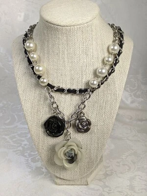 Collar de flores esmaltadas CG  Foto 1 de 4