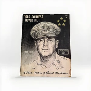 Old Soldiers Never Die: A Photo History of General Douglas MacArthur 1964 - Foto 1 di 3