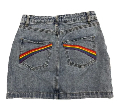 Minifalda vaquera Forever 21 bordada arco iris bolsillo mosca pequeña para mujer” Foto 1 de 4