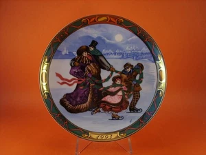 ROYAL COPENHAGEN PIATTO CHRISTMAS IN DENMARK 1993 "The Skating Party" - Picture 1 of 3