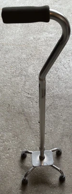 Bastón cuádruple Medline con base pequeña, cromado Foto 1 de 4