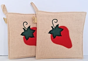Vintage 2er Set (2) handgefertigte gesteppte und bestickte Erdbeere Topflappen - Bild 1 von 4