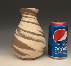 W.J. GORDY signierte Georgia Southern Kunstkeramik WIRBEL braun weiß 6,5" Vase - Bild 1 von 20