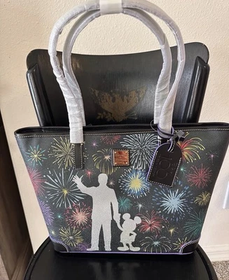 Bolso de Mano Parques Disney Dooney & Bourke 100 Aniversario Socios Fuegos Artificiales Nuevo con Etiquetas Foto 1 de 4