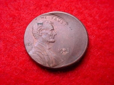 1983 LINCOLN CENT 40% OFF CENTER MINT ERROR!    #452 - Image 1 of 2