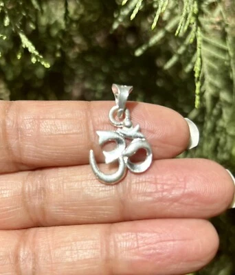 Ciondolo Aum Om simbolo religioso indù in argento 999, ciondolo con ciondolo ... - Immagine 1 di 4