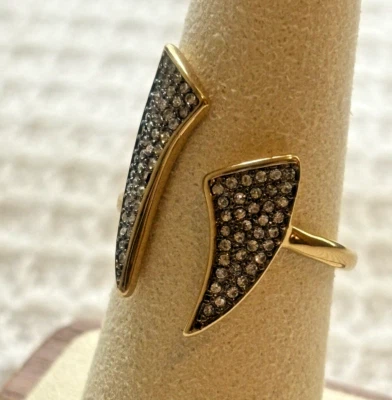 Anillo Stella & Dot talla 7 tono dorado frente abierto con piedras transparentes/grises. Reversible Foto 1 de 4