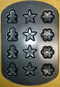 Wilton Winter/Christmas 12 Cookie Shapes Pan Snowmen Stars Snowflakes Exc Cond! - Picture 1 of 1