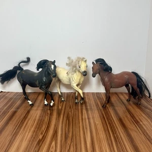 Menge 3 Vintage Grand Champion Pferd Spielzeug Sammlerstücke Kunststoff Figuren Art.-Nr. 17 - Bild 1 von 8
