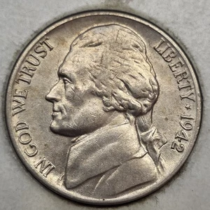 1942 D Denver Mint Jefferson Nickel 46055 - Picture 1 of 2