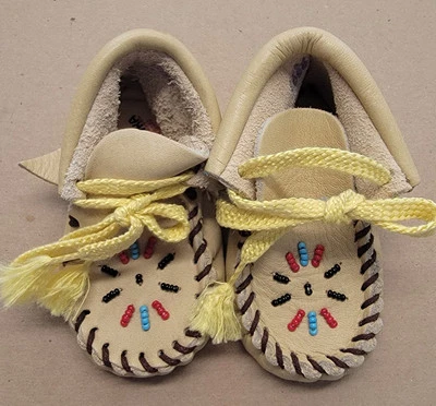 Mocasines Infantiles Minnetonka Cuentas Niño Niña Talla 1 Cuero Marrón 4-1/2" Largo  Foto 1 de 4