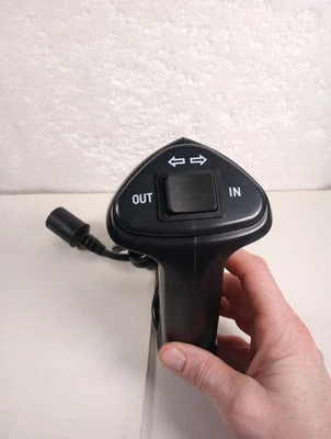 Bulldog Winch 20216 - Remote Controller with 3-Prong Push-In Plug For 10029, - Изображение 1 из 4