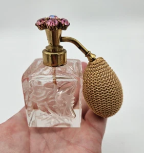 Botella de perfume bomba atomizadora rosa y estrás cristal corte mediados de siglo vintage - Imagen 1 de 6