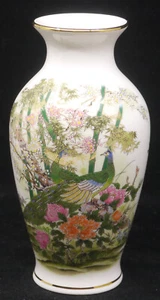 VINTAGE YAMAJI JAPANESE PORCELAIN VASE WITH PEACOCK DECORATION, 7 INCHES - Picture 1 of 5