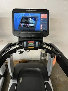 Life Fitness 95T Elevation Discover SE3HD Treadmill - Cleaned & Serviced - Picture 1 of 5