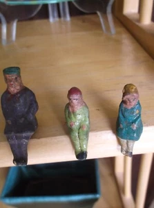 Personas sentadas de arcilla miniatura vintage 3 piezas - Imagen 1 de 6