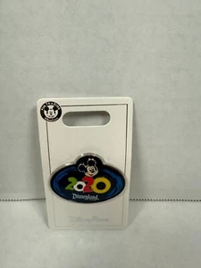 Prendedor exclusivo de Disney para miembros del elenco “Pin con etiqueta de nombre 2020” con Mickey Mouse - Imagen 1 de 3
