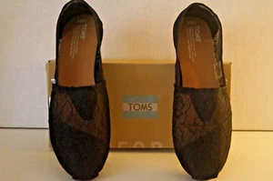 NEU IM KARTON "TOMS" DAMEN SCHWARZ SPITZE FLATS 9,5 - SLIPPER - LUSTIG ODER AUSGEFALLEN $ 80 - Bild 1 von 5