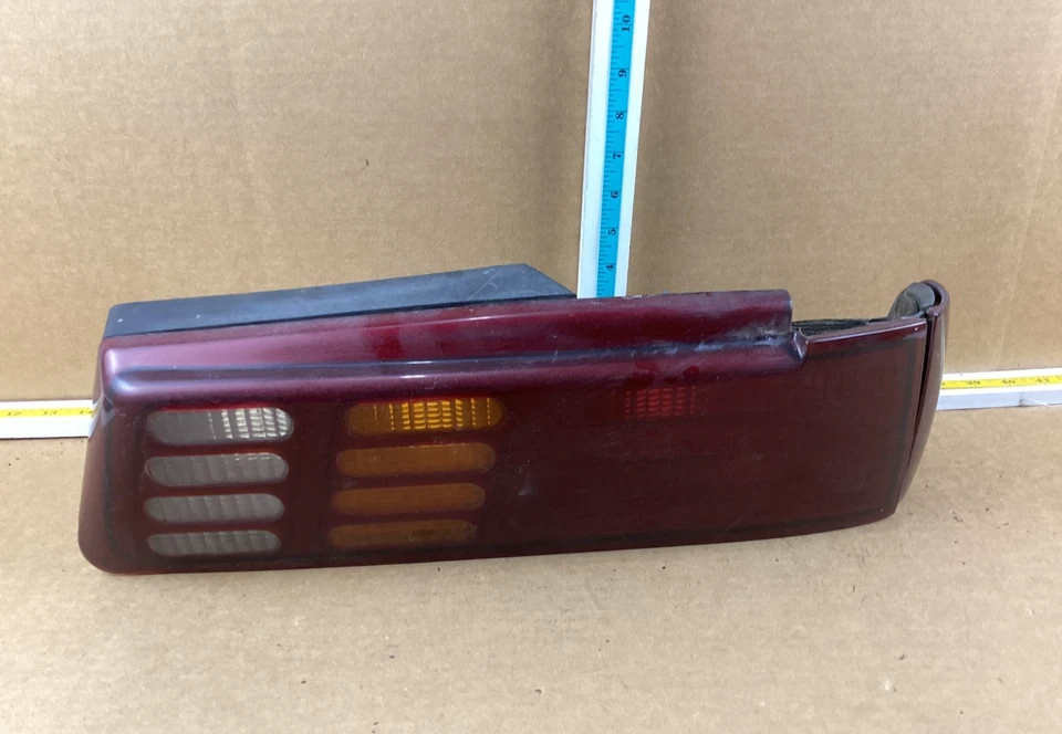 1986-1991 Ford Taurus Sedan conjunto de lanterna traseira direita do lado do passageiro fabricante de equipamento original - Imagem 1 de 4