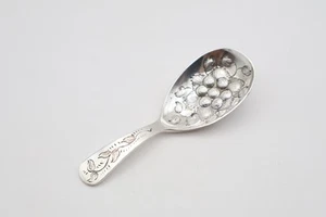 Vintage Silver Embossed Berry Caddy Spoon Hallmarked Birmingham 1963 - Picture 1 of 8