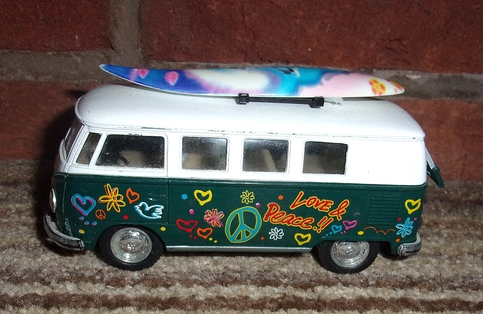 Kinsmart Volkswagen Classical Bus Combi with Surfboard 1962 - Image 1 of 1