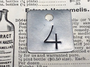 Nummer 4 Anhänger Aluminium Metall Rinderanhänger Schlüsselanhänger gestempelt Medaille Anhänger Scheck - Bild 1 von 1