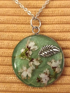 Resin Anhänger mit echten Blumen an Edelstahlkette; Handarbeit - Bild 1 von 5