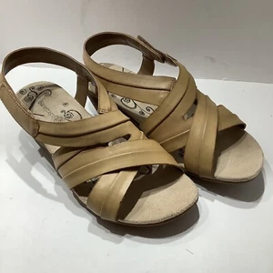 Baretraps Ladies Size 8W Beige Mirabella Vegan Leather Adj. Strappy Sandals Exc - Picture 1 of 7