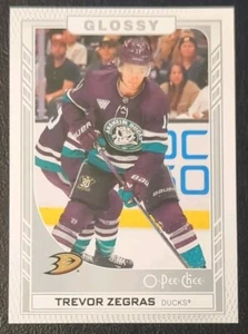 2023-24 Upper Deck Serie 2 Trevor Zegras Lucido O-Pee-Chee Inserto Argento #R-49 - Foto 1 di 2