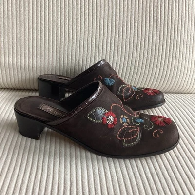 Zueco bordado Brighton Fiona para mujer 8 M marrón cuero nobuck tacón bomba mulas Foto 1 de 4