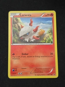 Larvesta 19/101 Noble Victories Pokemon Regolare TCG Leggero Condizioni Giocato - Foto 1 di 2