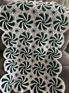 Schoßdecke, Babygröße Spearmint afghanisch gehäkelt, Handarbeit ca. 36x56" - Bild 1 von 3
